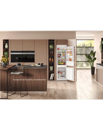 Hotpoint HTC18D011A1 Integrated 70/30 Fridge Freezer - White