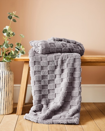 Gray & Osbourn Chequerboard Fleece Throw