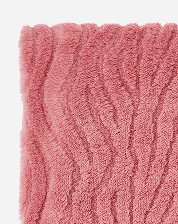 Textured Wavy Fleece Throw - Rose Pink