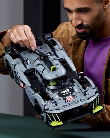 LEGO Technic PEUGEOT 9X8 24H Le Mans Hybrid Hypercar 42156