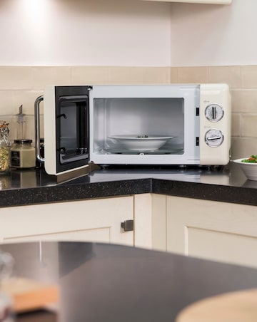 Russell Hobbs RHRETMM705C 17Litre Retro Manual Microwave - Cream