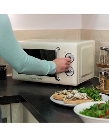Russell Hobbs RHRETMM705C 17Litre Retro Manual Microwave - Cream