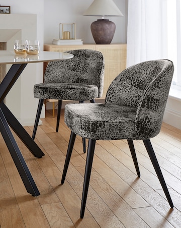 Brock Round Dining Table with 4 Savannah Chairs