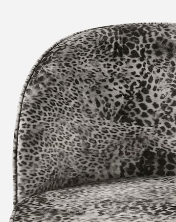 Brock Round Dining Table with 4 Savannah Chairs