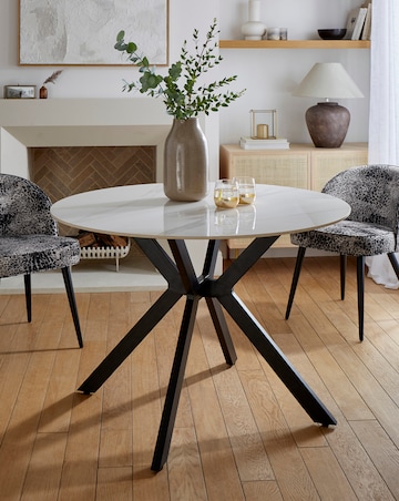 Brock Round Dining Table with 4 Savannah Chairs