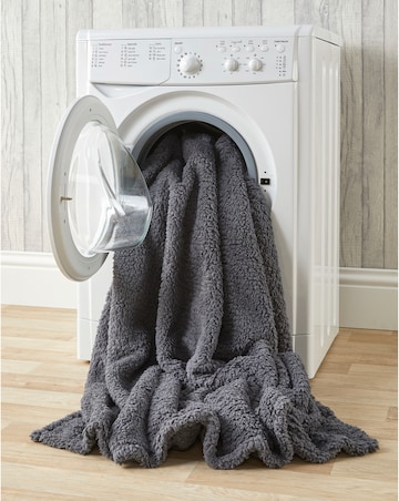 Huggleland Cosy Fleece Wearable Blanket