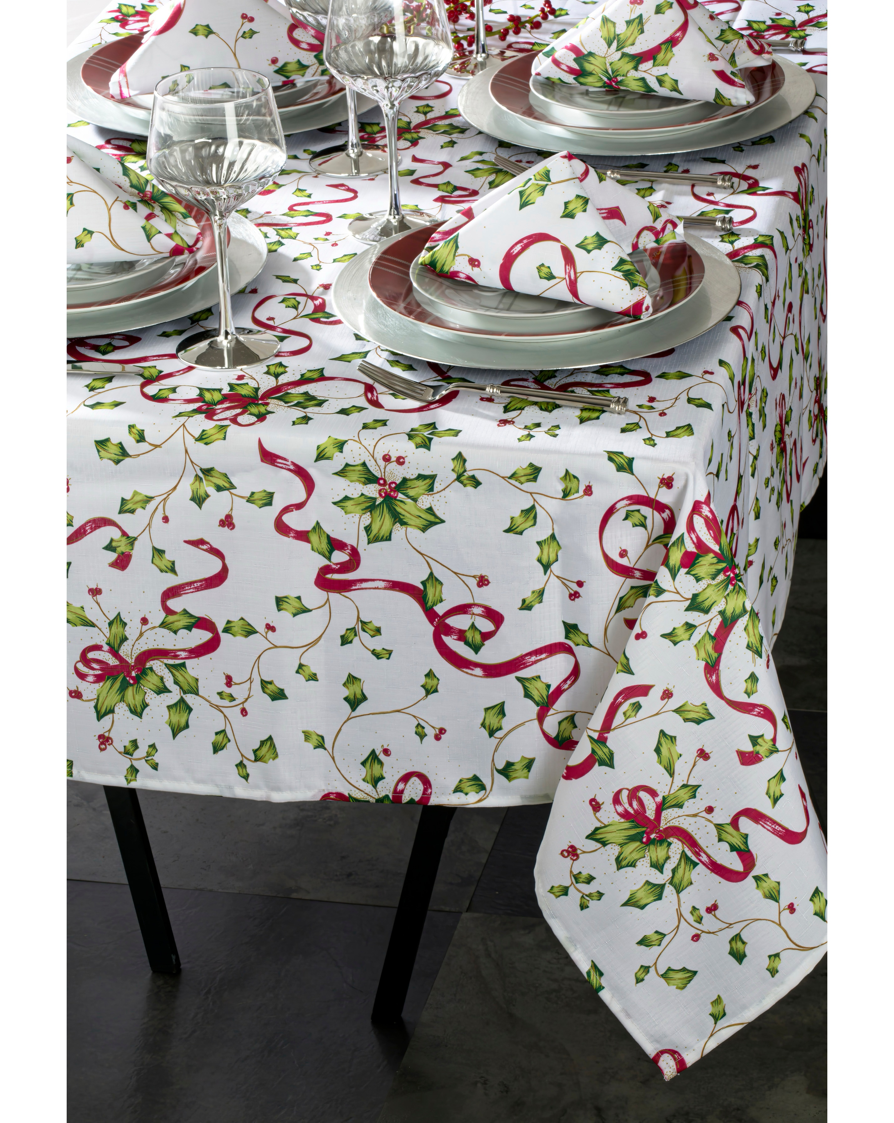 Waterside 9 Piece Holly Tablecloth Set