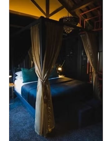 Luxury One Night Break with Private Jacuzzi, Fizz & Chocolates for Two E-Voucher